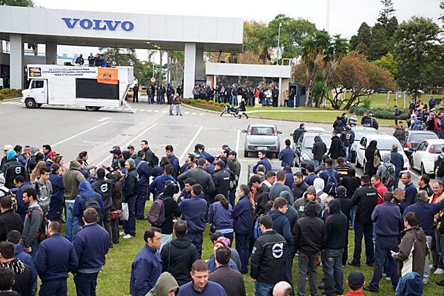 Metalúrgicos do 1º turno da Volvo entram em greve após ameaças de demissão